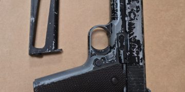 Arrestan un menor involucrado tras incidente con arma de fuego en un autobús escolar