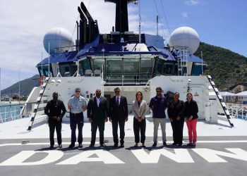 Miembros del Consejo de Ministros (CoM) y coordinadores de la Función de Apoyo a Emergencias (FSE) visitan el buque humanitario MV DAWN