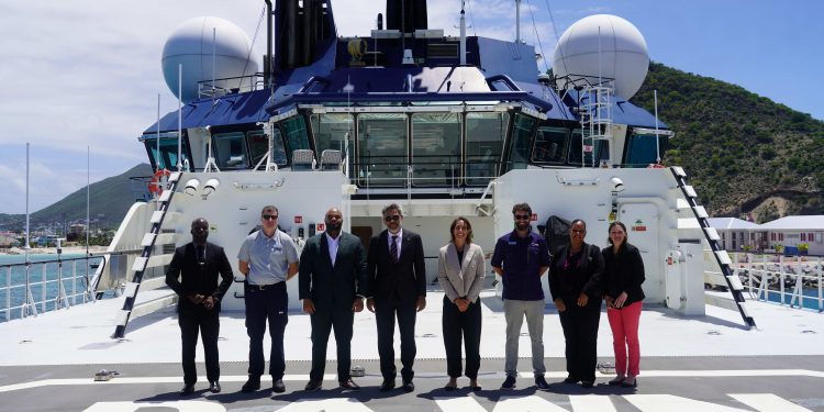 Miembros del Consejo de Ministros (CoM) y coordinadores de la Función de Apoyo a Emergencias (FSE) visitan el buque humanitario MV DAWN