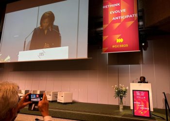 La Ministra Plenipotenciaria Arrindell se dirige a las partes interesadas en la Conferencia Cibernética