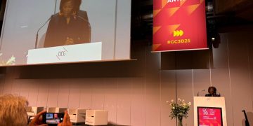 La Ministra Plenipotenciaria Arrindell se dirige a las partes interesadas en la Conferencia Cibernética