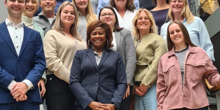 La Ministra Plenipotenciaria Arrindell participa en una mesa redonda en la Universidad de Ciencias Aplicadas de La Haya
