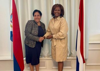 La Ministra Plenipotenciaria Arrindell se reúne con la Embajadora cubana Silva Walker