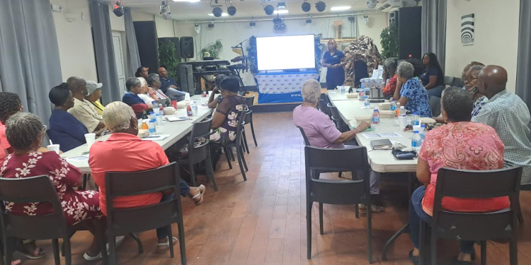 Empoderando a las personas mayores: La Biblioteca de Sint Maarten y el SZV organizan un taller vital sobre pensiones