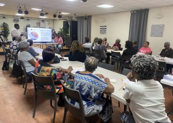 El Taller Cibernético para Personas Mayores de la Biblioteca de Sint Maarten Reduce la Falta de Conocimientos Tributarios para Personas Mayores