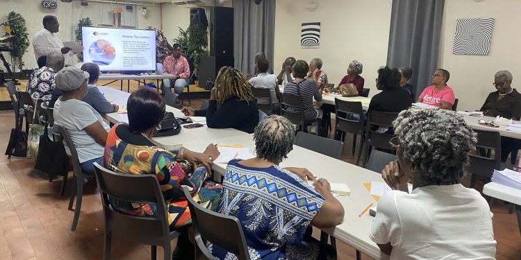 El Taller Cibernético para Personas Mayores de la Biblioteca de Sint Maarten Reduce la Falta de Conocimientos Tributarios para Personas Mayores