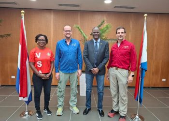 El Ministro Brug y la Fundación Freegan Food lanzan un programa piloto de asistencia alimentaria para hogares de personas mayores