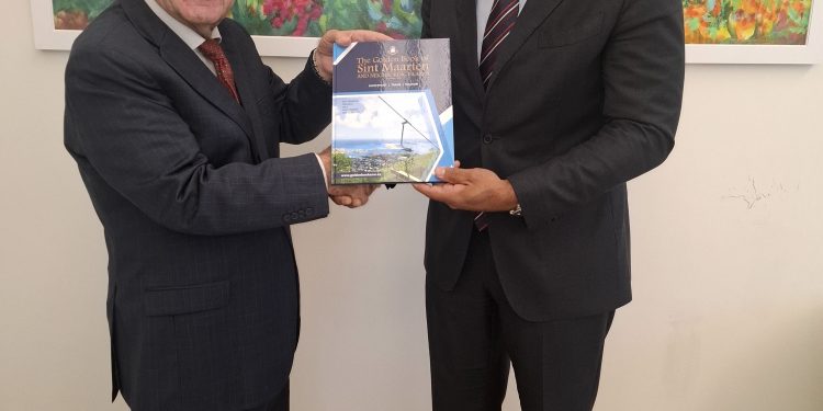 El Primer Ministro Dr. Luc Mercelina impulsa el crecimiento económico con la 14.ª edición del Libro de Oro de St. Maarten