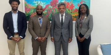 El Primer Ministro Dr. Luc Mercelina fortalece las iniciativas de gestión del riesgo de desastres mediante la CDEMA