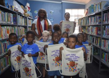 “De la Curiosidad a las Cartas: Jóvenes Lectores Disfrutan de la Biblioteca en una Visita Divertida”