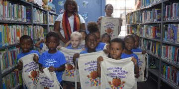 “De la Curiosidad a las Cartas: Jóvenes Lectores Disfrutan de la Biblioteca en una Visita Divertida”