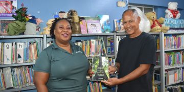 Tres idiomas, una historia poderosa: Ya está aquí “La historia del árbol Kumba”