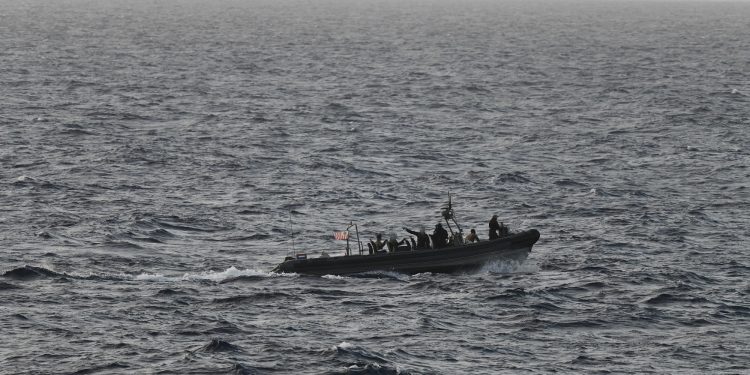 El HNLMS Friesland intercepta 3,000 kilogramos de droga