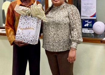 La Ministra de Finanzas Gumbs rinde homenaje a Cedric Kirindongo por sus 35 años en los Servicios Postales de St. Maarten N.V.