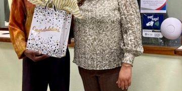 La Ministra de Finanzas Gumbs rinde homenaje a Cedric Kirindongo por sus 35 años en los Servicios Postales de St. Maarten N.V.