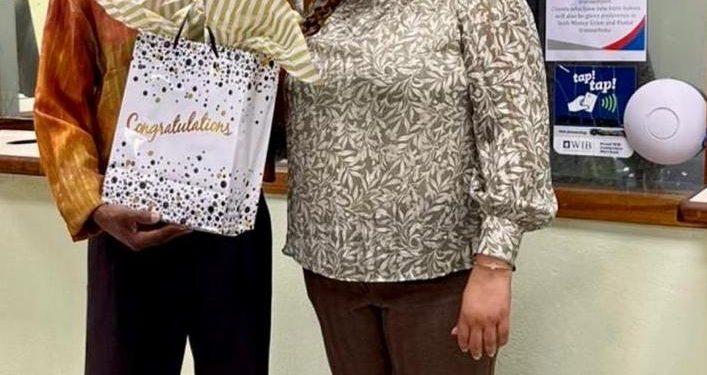 La Ministra de Finanzas Gumbs rinde homenaje a Cedric Kirindongo por sus 35 años en los Servicios Postales de St. Maarten N.V.