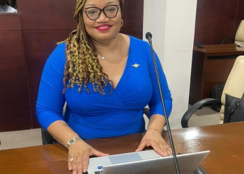 La Ministra de Finanzas, Marinka Gumbs, aclara el cálculo de la asignación de vacaciones para los centros educativos subvencionados