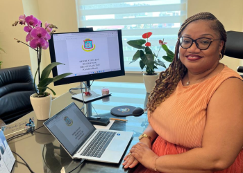 La Ministra de Finanzas, Marinka Gumbs, confirma el pago a las escuelas subvencionadas por la asignación de vacaciones e indexación de 2025