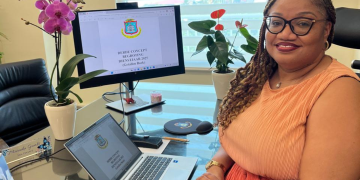 La Ministra de Finanzas, Marinka Gumbs, confirma el pago a las escuelas subvencionadas por la asignación de vacaciones e indexación de 2025