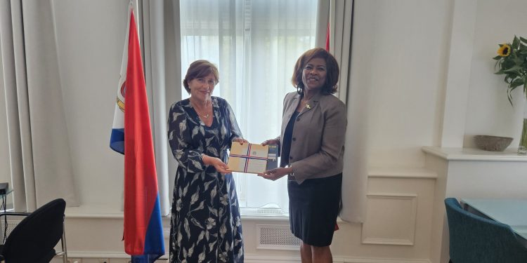 La Ministra Plenipotenciaria Arrindell explora la seguridad alimentaria, el intercambio educativo y las oportunidades turísticas con Irlanda