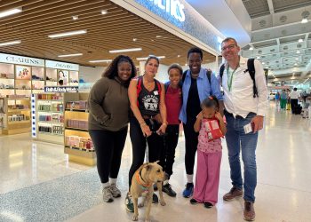 El Aeropuerto Internacional Princesa Juliana recibe perros en adopción en la terminal, gracias a su asociación con SXM PAWS