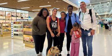 El Aeropuerto Internacional Princesa Juliana recibe perros en adopción en la terminal, gracias a su asociación con SXM PAWS