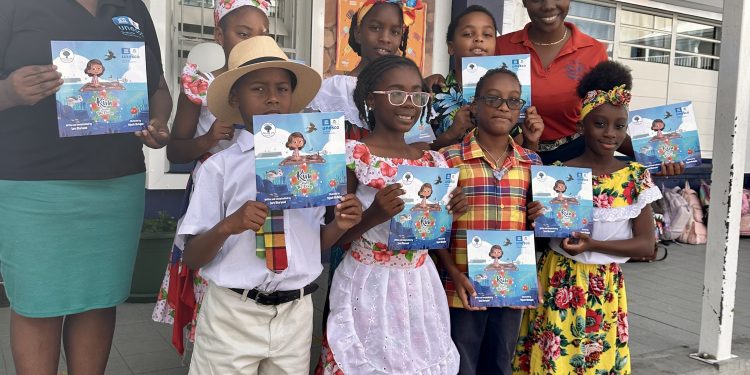 La UNESCO Sint Maarten dona 100 ejemplares de “Kim salva el océano” a escuelas locales para celebrar el Día Mundial del Medio Ambiente y del Océano