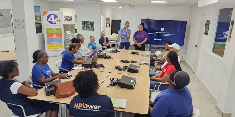 Nueve organizaciones sin fines de lucro reciben computadoras portátiles para impulsar servicios comunitarios