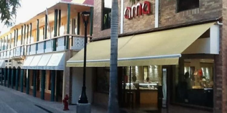 Atracan joyería en Front Street