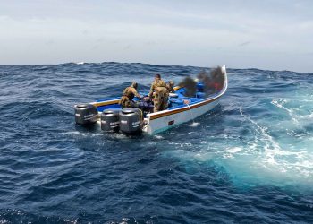 El HNLMS Friesland intercepta 4,200 kilos de droga