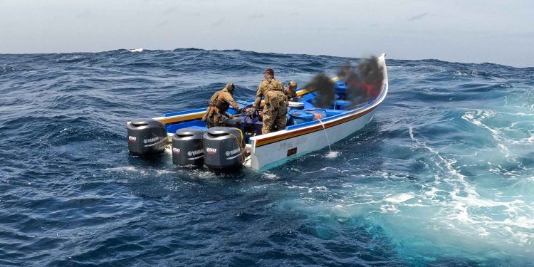 El HNLMS Friesland intercepta 4,200 kilos de droga