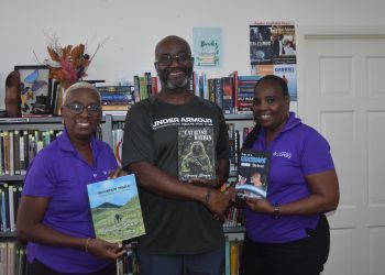 El autor en ascenso Gramey Browne dona cuatro títulos inspiradores a la Biblioteca de Sint Maarten