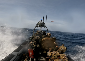 El HNLMS Friesland intercepta 511 kilogramos de cocaína