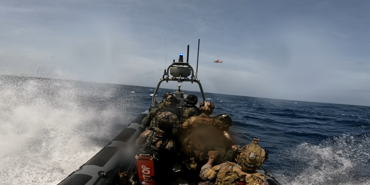 El HNLMS Friesland intercepta 511 kilogramos de cocaína