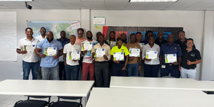 17 residentes de Sint Maarten obtienen certificación de piloto de drones