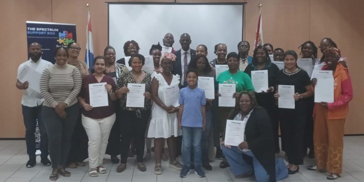 El Ministro Richinel Brug se asocia con The Spectrum Support Box para lanzar un innovador programa de capacitación para padres