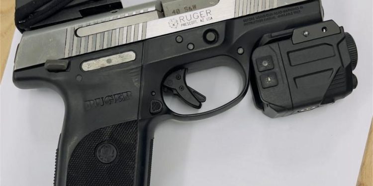 Policía arresta a sospechoso armado en la zona de South Reward