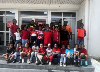 La Policía recibe a la Fundación Love 2 Learn para una visita a la comisaría