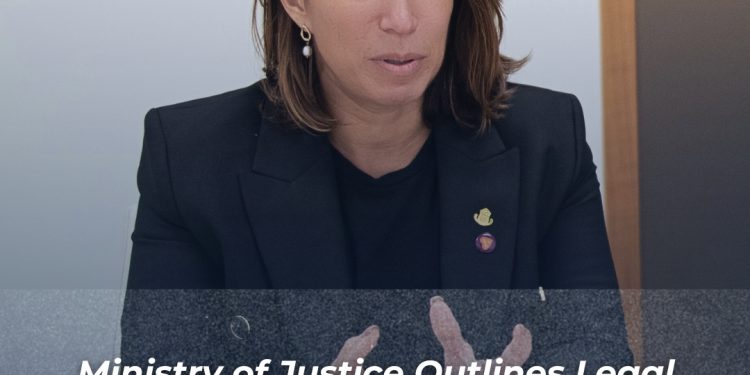 El Ministerio de Justicia describe la base legal y las limitaciones de la liberación anticipada y el monitoreo electrónico