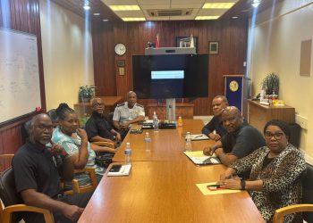 El Jefe del KPSM Carl John organiza una reunión estratégica con el Director de Prisiones, Steven Carty, para fortalecer la cooperación en el sector judicial