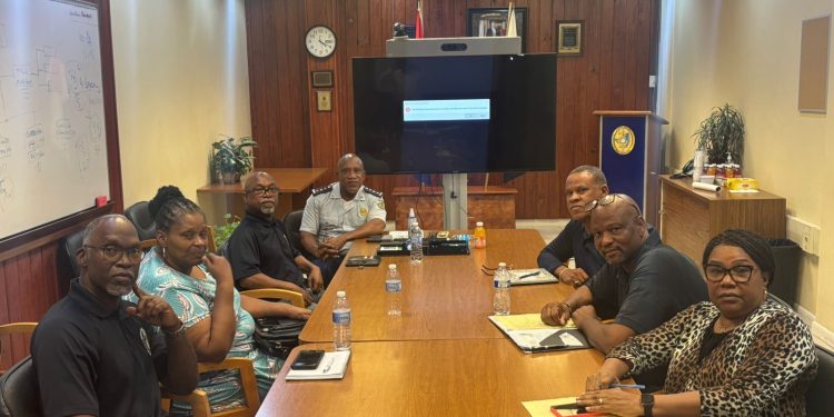 El Jefe del KPSM Carl John organiza una reunión estratégica con el Director de Prisiones, Steven Carty, para fortalecer la cooperación en el sector judicial