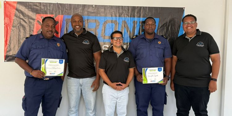 Varios miembros del Departamento de Bomberos completan su capacitación para la certificación de drones