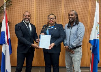 La Ministra de Finanzas, Marinka Gumbs, recibió el Informe Anual Auditado de 2024 de APS