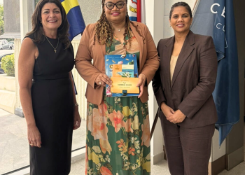 La Ministra de Finanzas recibió un libro histórico sobre el florín de las Antillas Neerlandesas (NAf) y un juego de colección de florines caribeños