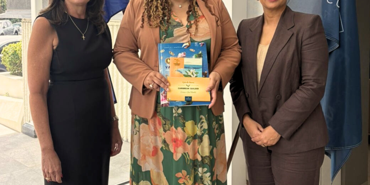La Ministra de Finanzas recibió un libro histórico sobre el florín de las Antillas Neerlandesas (NAf) y un juego de colección de florines caribeños
