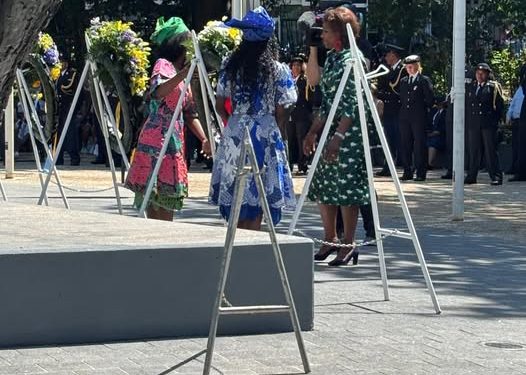 La Ministra Plenipotenciaria Arrindell deposita una ofrenda floral en el Monumento Nacional a la Esclavitud