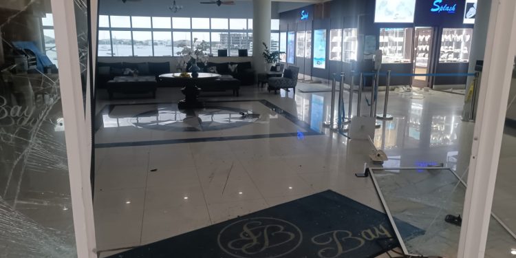 Robo en Splash Jewelers Simpson Bay Resort