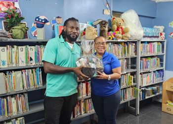 Daniel Helligar celebra 15 Años de dedicado servicio con la Biblioteca de Sint Maarten