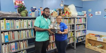 Daniel Helligar celebra 15 Años de dedicado servicio con la Biblioteca de Sint Maarten