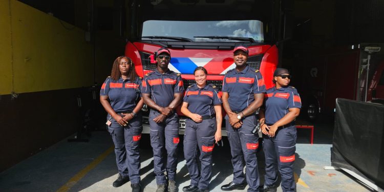 El Departamento de Bomberos del Caribe Neerlandés presenta su nuevo uniforme operativo